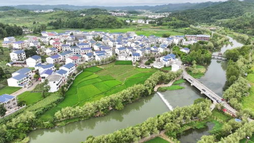 涼爽安順之美麗鄉村避暑安心游 系列報道之八 舊州鎮浪塘村 生態優美鄉村富 游人如織產業興