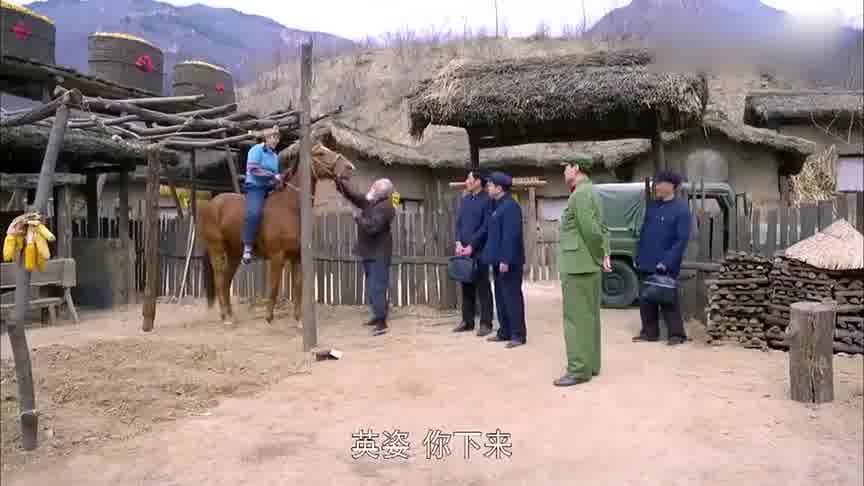 村花跟大洋馬關系太好,村里現在要收回馬,村花難過的掉淚